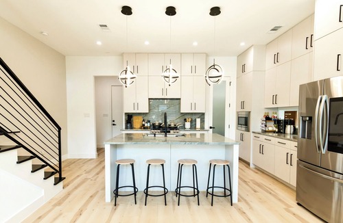 Dallas House | Oak Lawn Townhome 3 En Suite Bedrooms Balconies Private Yard & Pool Table