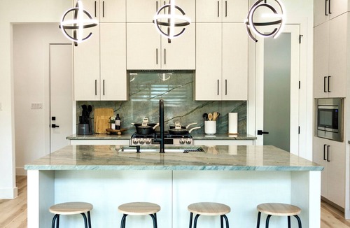 Dallas House | Oak Lawn Townhome 3 En Suite Bedrooms Balconies Private Yard & Pool Table