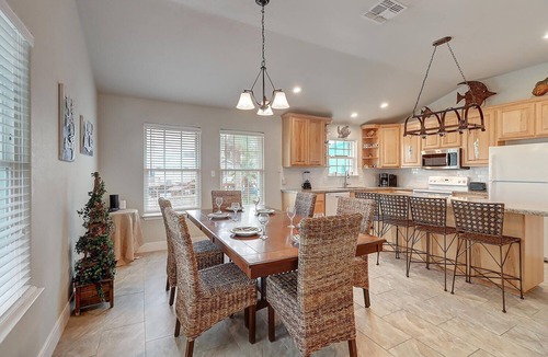 Leeward Sands House | Ohana GetAway is the perfect tropical retreat for your party of 10—and it’s pet