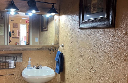 Canton Cottage | Old West Sheriff's Office Frontier Suite
