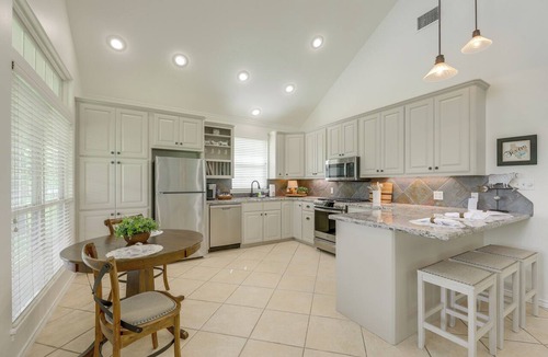 Weimar House | On 174 Acres! Modern Ranch House in Weimar