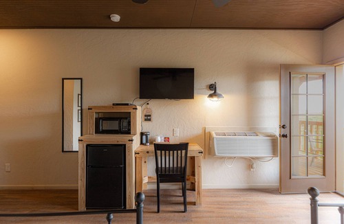 Tombstone Cabin | On Allen Street- Walk to everything! Balcony Sunsets! Free Wifi! Miners Cabin #1