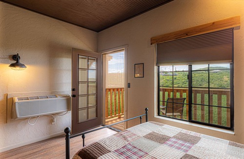 Tombstone Cabin | On Allen Street- Walk to everything! Balcony Sunsets! Free Wifi! Miners Cabin #1