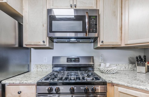 Alto House | On Mountain Time | Upscale Townhome Retreat w/Cozy Nights & Outdoor Adventure Nearby