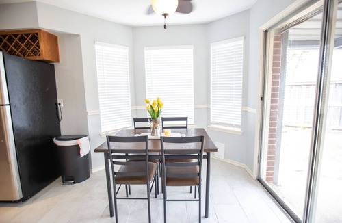 John T White House | One of a kind 10 min from AT&T stadium! 3 BR 2 BA