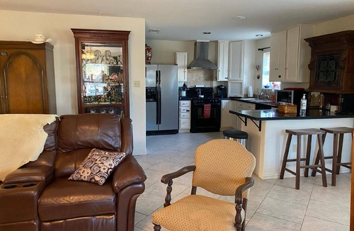 Potosi House | Opa's House a Tranquill Cabin on Edge of Town (Pet Friendly)