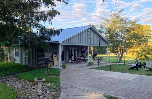 Willis House | Our Happy Place Farm - 2 Bedroom Cabin near Lake Conroe