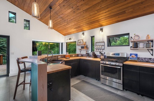 Ouray House | Ouray Alpine Haus | Walk to Box Canyon Falls | Hot Tub | Fire Pit | E-Bikes