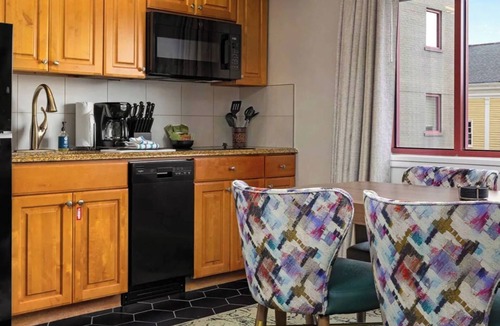 Faubourg Lafayette Resort | Parade‑Route 1BR Mardi Gras Week Club Wyndham Avenue Plaza