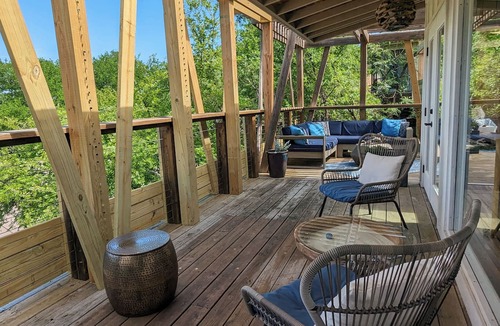 Barton Hills House | Park Views-Costa Rican BREEZY-EPIC POOL-EVERYTHING Outdoor ADVENTURE & WALKABLE
