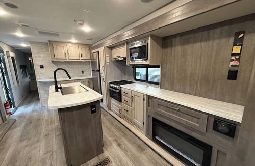 Flint House | Peaceful 1-bedroom recreational vehicle with AC in Flint unit 2
