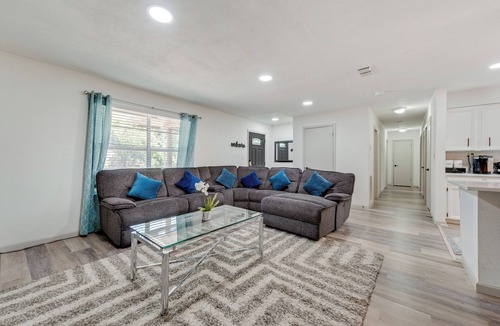 Weatherford House | Peaceful 4 Bedroom - Sleeps 12 - Hospital District