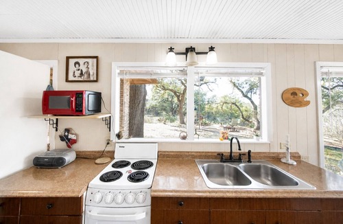 Georgetown Cabin | Peaceful Farm Cabin for Couples | TX Hill Country