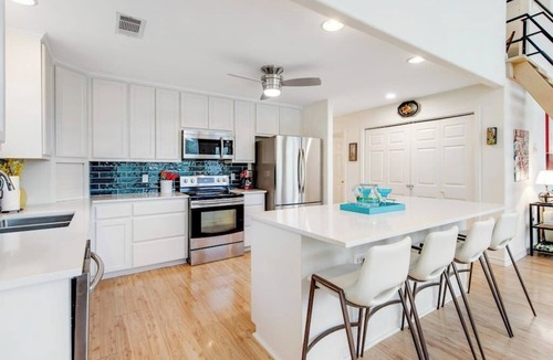 Oatmeal House | Peaceful, modern home close to Lago Vista with large deck & balcony