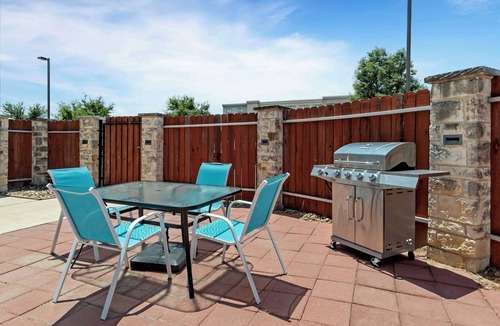 Pflugerville Hotel | Peaceful Room Ideal for Relaxing Getaways Near Typhoon Texas Water Park - 3.8 mi