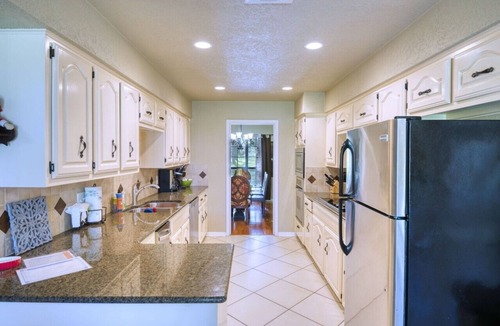 West Oak Hill House | Perfect Getaway! Private Pool, Hot Tub & Dog Run 15 Min to Downtown - CITY VIEWS