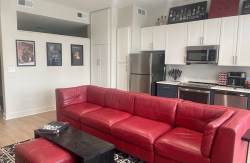 Deep Ellum Apartment | Perfect Location! Skyline View! Gym/Free Parking/Newly Renovated Pool