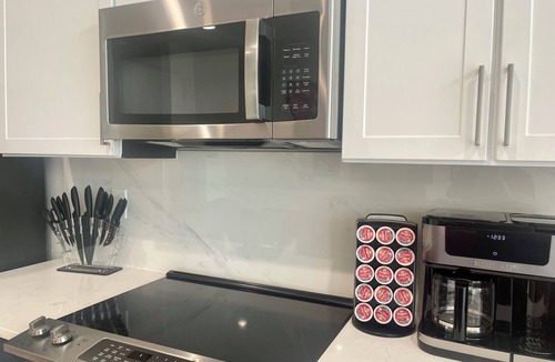 Deep Ellum Apartment | Perfect Location! Skyline View! Gym/Free Parking/Newly Renovated Pool