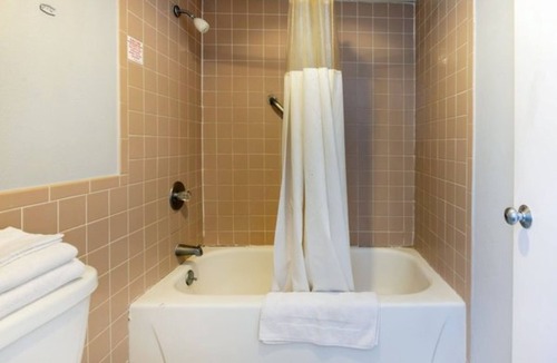 Jennings Hotel | Pet-Friendly Stay Near I-10 w/King Bed at Accessible Location