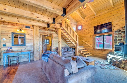 Cloudcroft House | Pet-Friendly Cloudcroft Cabin: Walk to Shop, Food