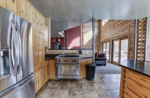 Dolores Cabin | Pet-Friendly Family Lodge Fully Stocked Kitchen Fire Pit WiFi Kids Toys
