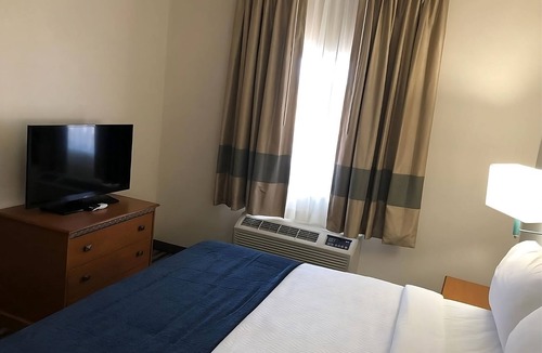St. Michaels Hotel | Pet-Friendly King Room near Navajo Arts & Crafts Market 3.5mi | Free Breakfast
