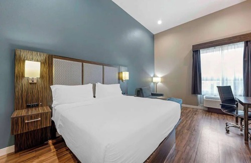 Pflugerville Hotel | Pet-Friendly King Room Near Typhoon Texas Waterpark Austin - 2.8 miles