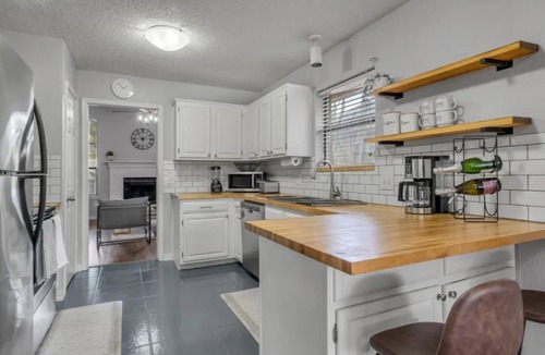 John T White House | Pet Friendly Modern Home near DTFW, Arlington, HEB, and Dallas