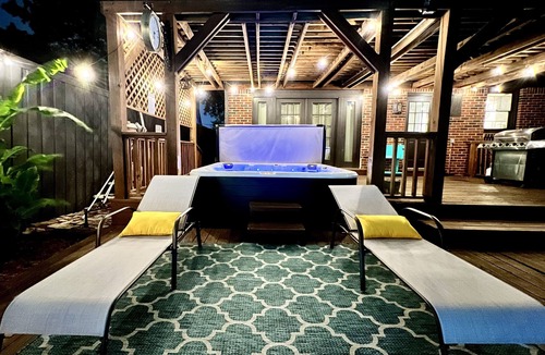 Dallas House | Pet Friendly, Private Backyard with Pool and Hot Tub close to all attractions
