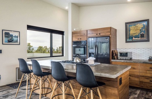 Valdez House | Piñon Ridge Retreat - Hot Tub, Mountain Views