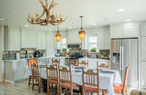 Granbury House | ❤️ Pickleball, Pool Table, Ping Pong, 4Bd 2bath quiet edition on quiet lake cove.