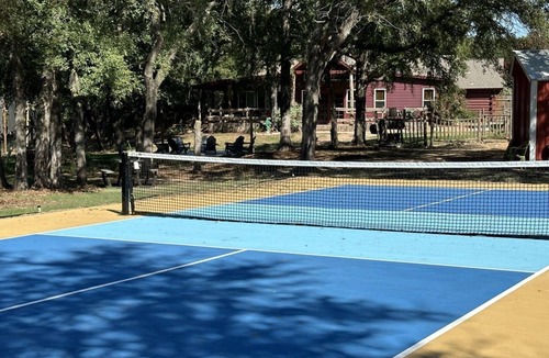 Granbury Cabin | Pickleball! Western Cabin Pet Friendly Sleeps 4
