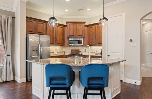 Legacy Park House | Plano-Shops of Legacy Townhome. EV Outlet with Maid Service Included.