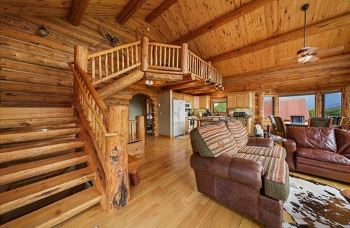 Pleasant Valley Cabin | Pleasant Valley Retreat -Quaint 2-Bedroom Loft & Den Incredible Mountain Views!