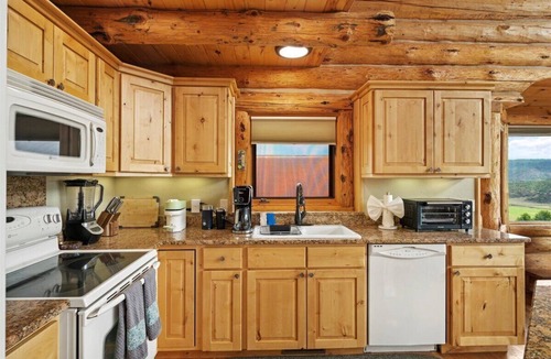 Pleasant Valley Cabin | Pleasant Valley Retreat -Quaint 2-Bedroom Loft & Den Incredible Mountain Views!