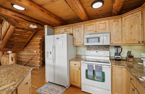 Pleasant Valley Cabin | Pleasant Valley Retreat -Quaint 2-Bedroom Loft & Den Incredible Mountain Views!