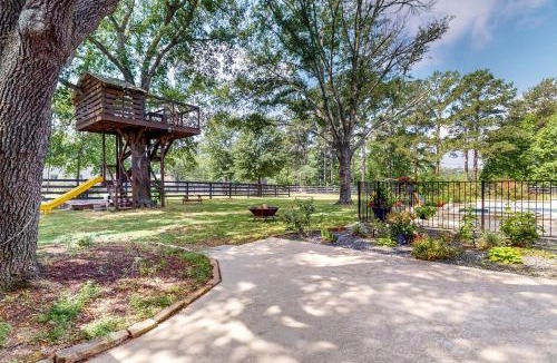 Tomball House | Pool, Hot Tub & Pool Table! Grand Home in Tomball