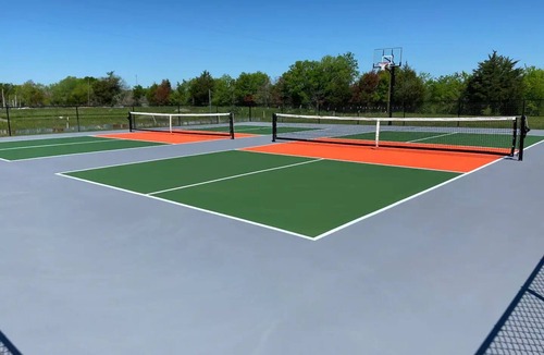 Kemp House | Pool,Pickle ball Courts , Sleeps Lrg Grp, Hot tub , Sauna Minutes from Lake