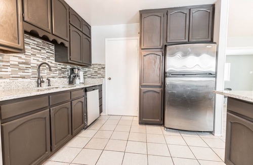Biggs Field House | POOL, Sleeps 10, CENTRALY LOCATED, game room, pets. great for LONG TERM stays.