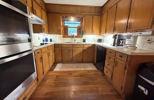 Gainesville House | Poolside Retreat Sleeps 9 Family Getaway