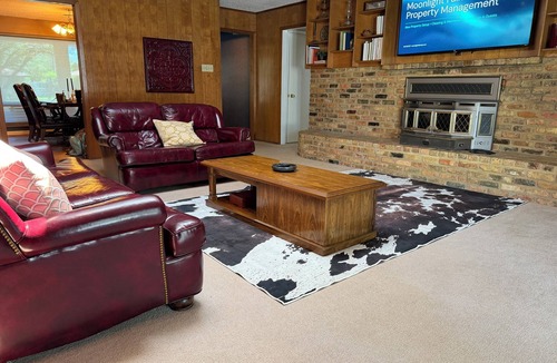 Gainesville House | Poolside Retreat Sleeps 9 Family Getaway