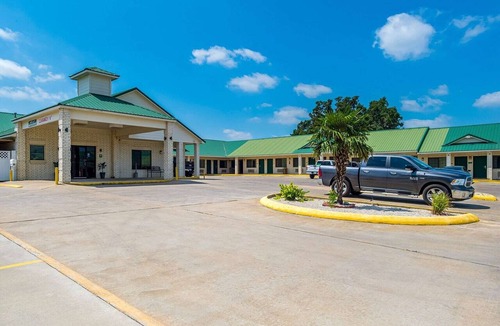 Sweet Home Apartment | Premium King Bed | Yoakum West