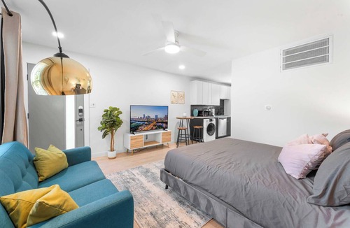 Travis Heights Apartment | Prime SoCo cozy studio w/laundryWiFi, 7 Min to DT