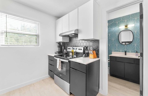 Travis Heights Apartment | Prime SoCo cozy studio w/laundryWiFi, 7 Min to DT