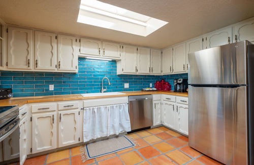 Vista Encantada House | Private and spacious home near the Plaza with mountain views!