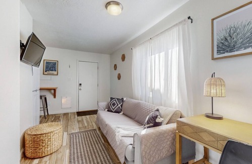 Los Griegos House | Private Casita *Minutes to River Trails & Dining*