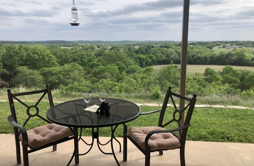 Paluxy House | Private country estate near Dinosaur park for families and friends.sleeps 16