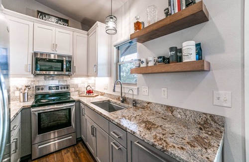 Comfort House | PRIVATE HILL COUNTRY RETREAT, HOT TUB, VALLEY+SUNSET VIEWS, 20 TO FREDERICKSBURG