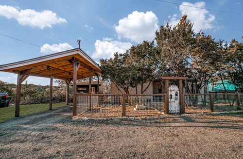 Comfort House | PRIVATE HILL COUNTRY RETREAT, HOT TUB, VALLEY+SUNSET VIEWS, 20 TO FREDERICKSBURG