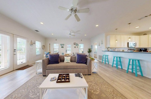 Port Aransas House | Private Hot Tub, Shared Pool, Game Room, Rooftop Deck, Tiki Bar, Golf Cart Included
